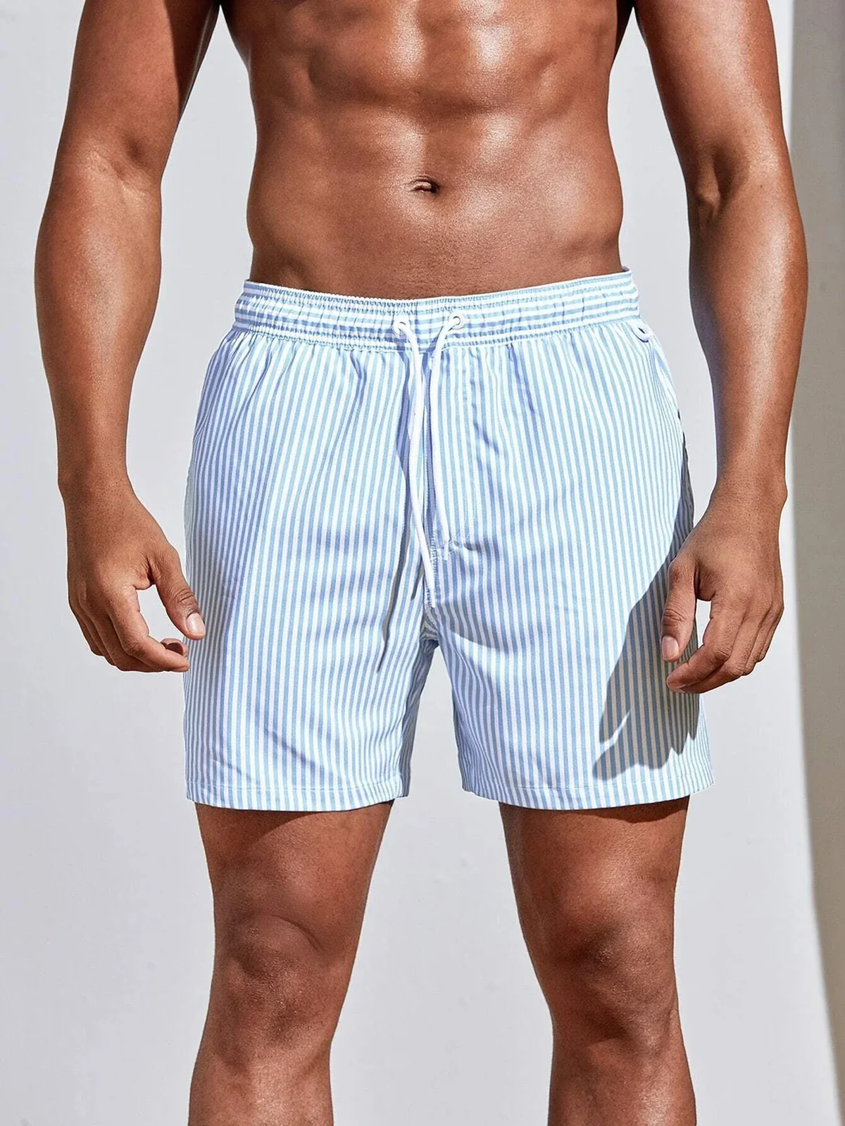 Hellblau gestreifte Badeshorts für Herren - Sonnenlichtdurchlässige Boardshorts mit Taschen, schnelltrocknend - Bräunen ohne helle Streifen, Badehose für Männer