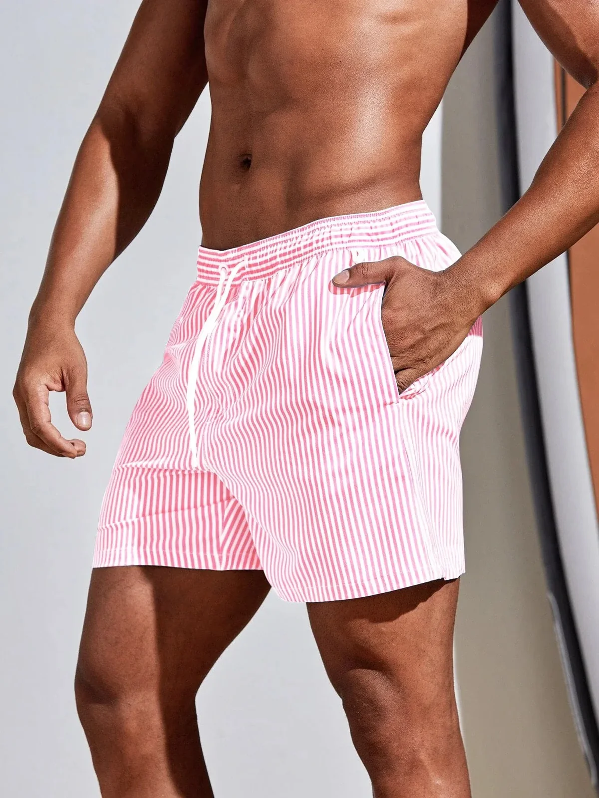 Tan-Through Bräunungsstreifen minimierende Herren-Bademode – Rosa-weiß gestreifte Badeshorts – Sonnenlichtdurchlässige, schnell trocknende Boardshorts mit Taschen für Herren