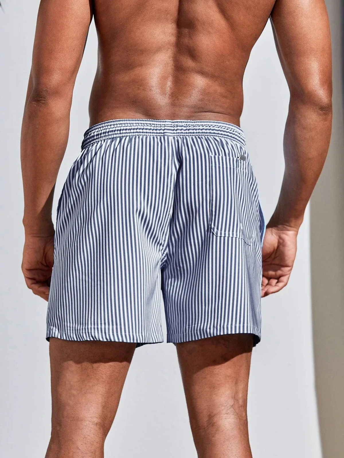 Marineblau gestreifte Badeshorts für Herren – Bräunen durch den Stoff für weniger Bräunungslinien – Sonnendurchlässige, schnell trocknende Badehose für Herren mit Taschen
