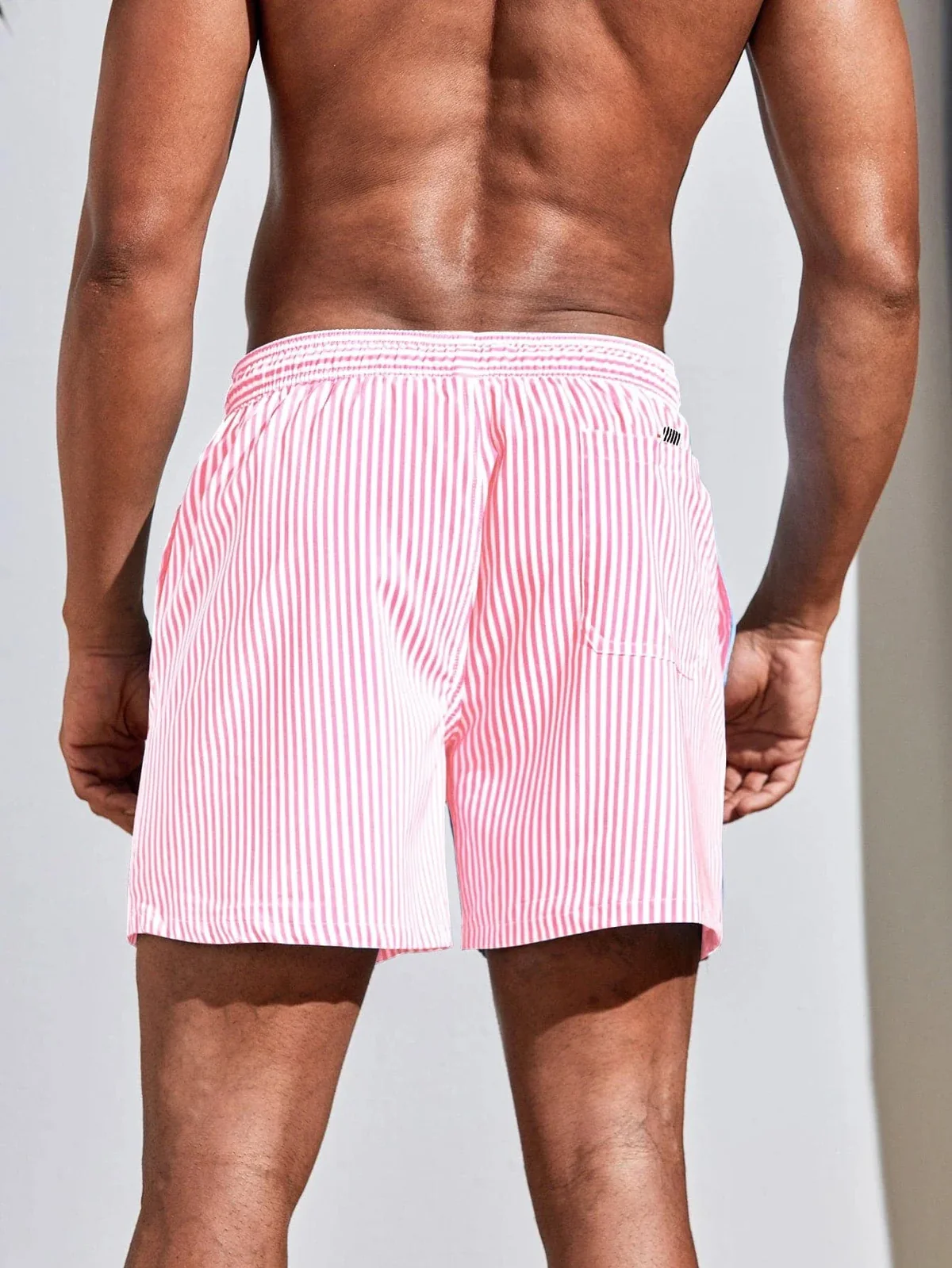 Tan-Through Bräunungsstreifen minimierende Herren-Bademode – Rosa-weiß gestreifte Badeshorts – Sonnenlichtdurchlässige, schnell trocknende Boardshorts mit Taschen für Herren