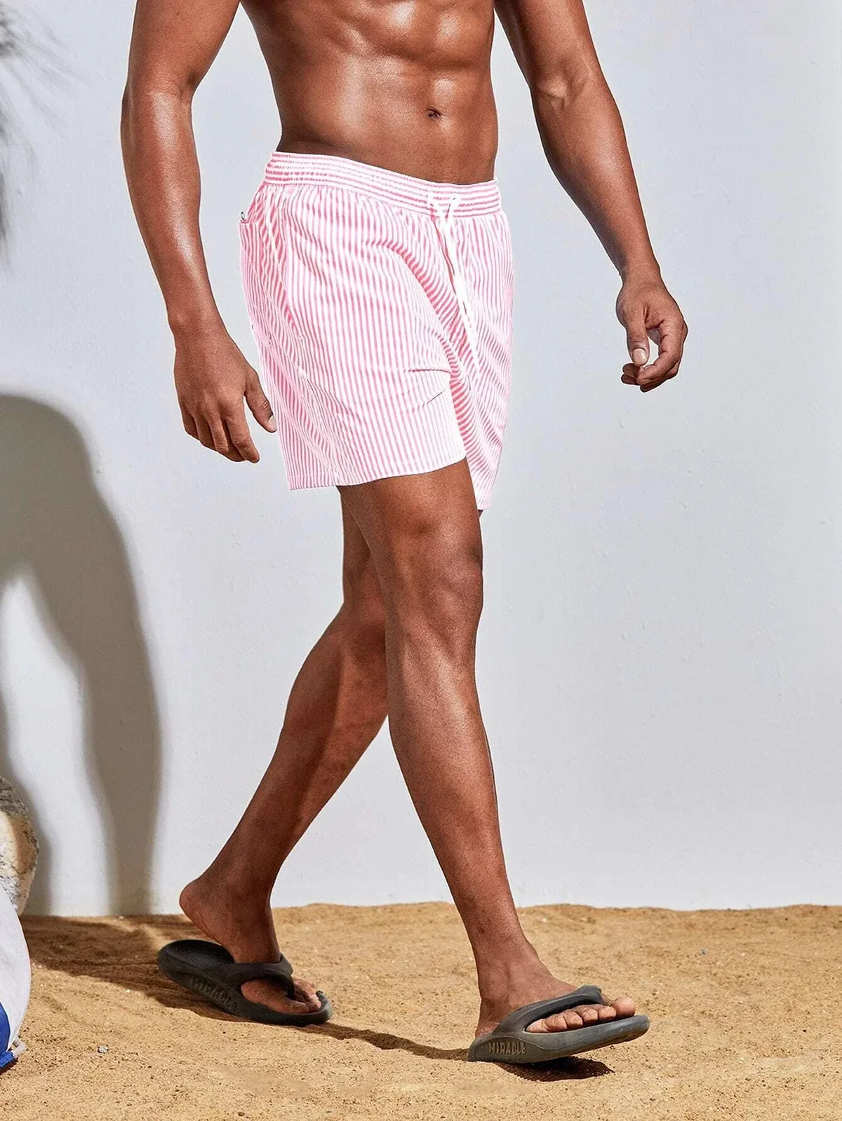 Tan-Through Bräunungsstreifen minimierende Herren-Bademode – Rosa-weiß gestreifte Badeshorts – Sonnenlichtdurchlässige, schnell trocknende Boardshorts mit Taschen für Herren